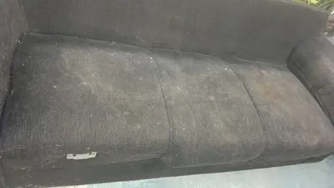 Sofá cinza antes da limpeza